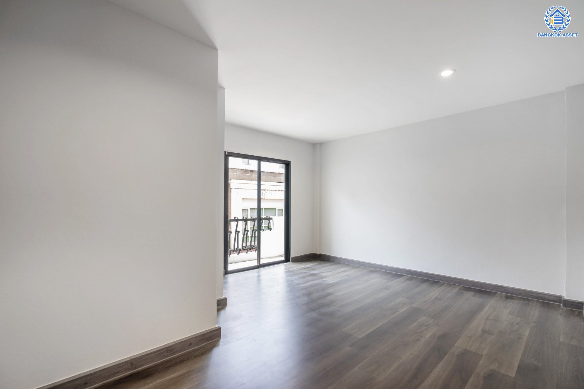 บ้านมือสองตกแต่งใหม่ ม.เน็พปาร์ควิลล่า เกษตร-นวมินทร์ ทาวน์โฮม 3 ชั้นหลังใหญ่ เนื้อที่ 30 ตร.ว. ฟังก์ชัน 3 ห้องนอน 4 ห้องน้ำ (ห้องนอนทุกห้องมีห้องน้ำในตัว) 1 ที่จอดรถ Living Roomก กว้างขวาง บนทำเลใจกลางเมือง! เชื่อมต่อทั้ง ถ.ประเสริฐมนูญกิจ, ถ.ลาดพร้าว, ถ.รามอินทรา ใกล้ The Walk เกษตรนวมินทร์, ทางด่วนรามอินทรา และรถไฟฟ้าสายสีน้ำตาล "สถานีโรงเรียนสตรีวิทยา2"...